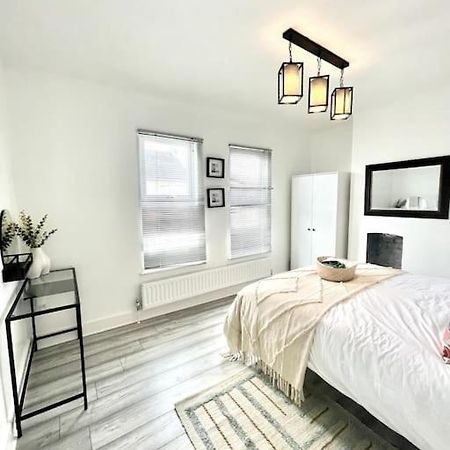 Spacious Modern Victorian House In Rochester Wainscot Экстерьер фото
