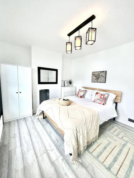 Spacious Modern Victorian House In Rochester Wainscot Экстерьер фото