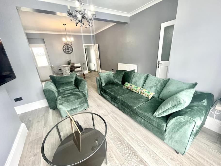 Spacious Modern Victorian House In Rochester Wainscot Экстерьер фото