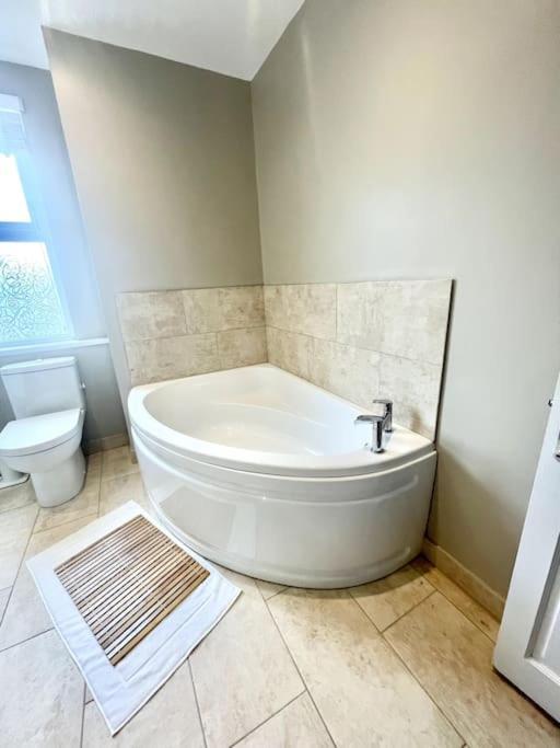 Spacious Modern Victorian House In Rochester Wainscot Экстерьер фото