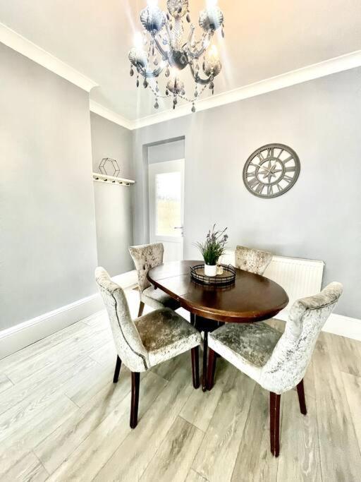 Spacious Modern Victorian House In Rochester Wainscot Экстерьер фото