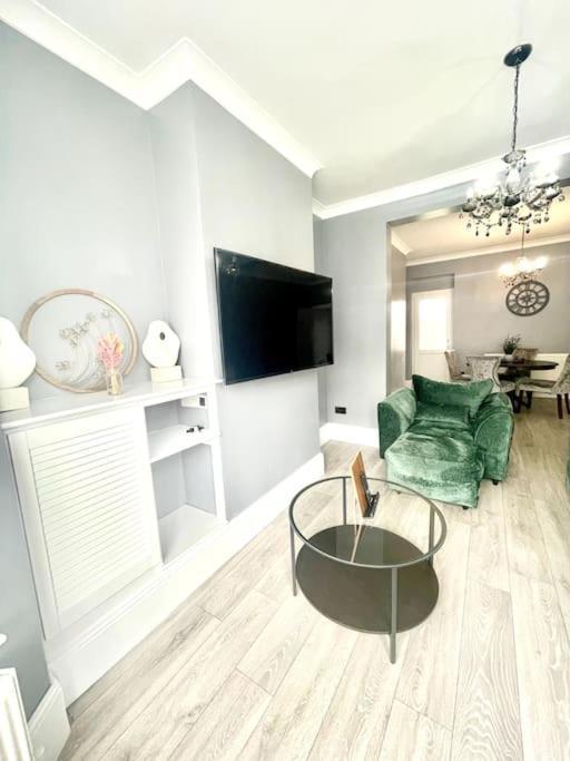 Spacious Modern Victorian House In Rochester Wainscot Экстерьер фото